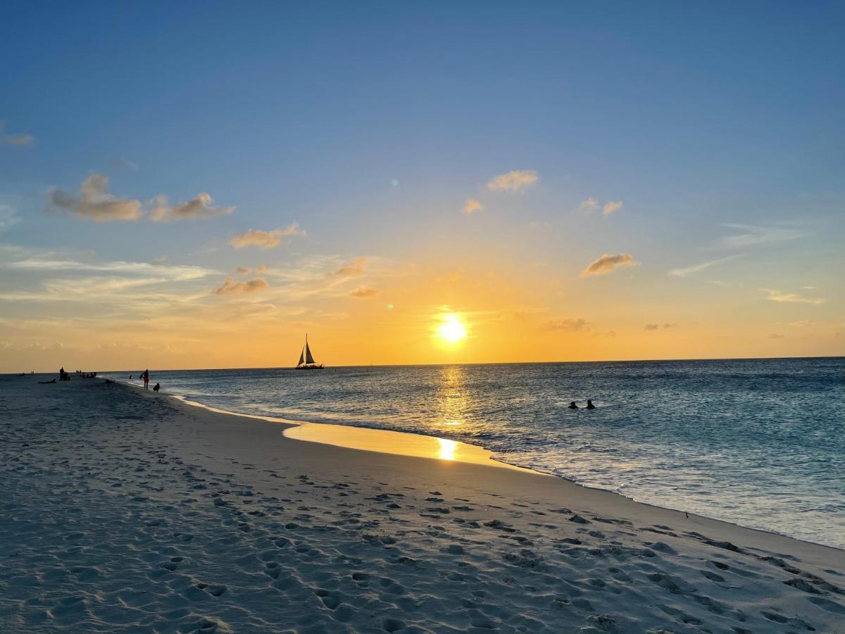 Yoyita Suites Aruba (Adults Only) Palm Beach Exterior photo